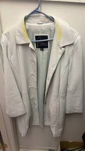 lot 233 image: Venus Williams XL White Leather Jacket by Wilsons Leather