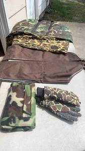 lot 258 image: Set of Camouflage Hunting Gear with Gloves and Accessories