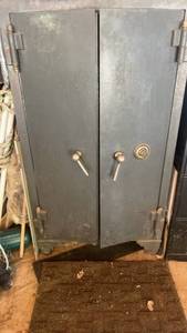 lot 293 image: Large Metal Safe with Combination Lock and Shelving