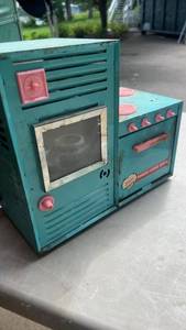 lot 301 image: Vintage Junior Chef Magic-Cool Oven Toy