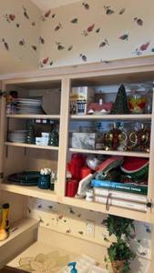 lot 368 image: Collection of Holiday-Themed Kitchenware and Decorations