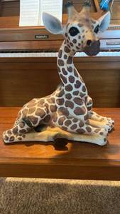 lot 387 image: Decorative Giraffe Figurine