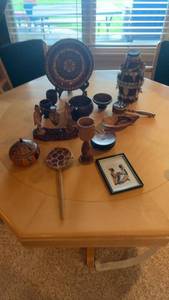 lot 392 image: Assorted African Themed Home Decor Set