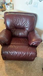 lot 401 image: Maroon Leather Recliner Chair