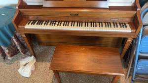 lot 410 image: Baldwin Upright Piano with Bench