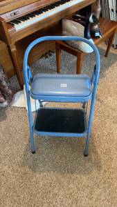 lot 425 image: Vintage Blue Metal Step Stool with Two Steps