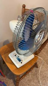 lot 441 image: Vintage Blue Table Fan with Adjustable Settings