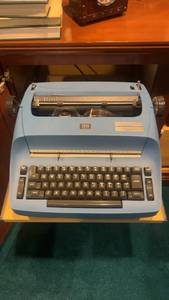 lot 467 image: Vintage IBM Selectric Typewriter - Blue