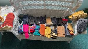 lot 510 image: Variety Set of 15 Winter Gloves and Mittens