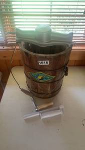 lot 515 image: Vintage White Mountain Hand-Crank Ice Cream Maker