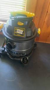 lot 520 image: Stanley 5 Gallon WetDry Vacuum with Accessories