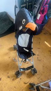lot 525 image: Penguin-Themed Folding Umbrella Stroller