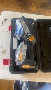 lot 533 image: Bomves 24V Cordless Mini Chainsaw with 2.0Ah Battery