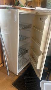 lot 536 image: Used Upright Refrigerator Freezer Combo