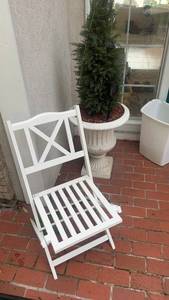 lot 552 image: Set of 2 White Wooden Folding Chairs with Decorative Back