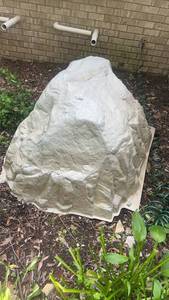 lot 553 image: Large Outdoor Decorative Faux Rock