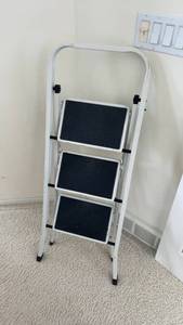 lot 557 image: Foldable 3-Step Ladder with Non-Slip Steps