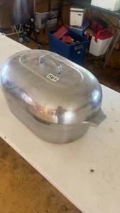 lot 561 image: Vintage Aluminum Roasting Pan with Lid