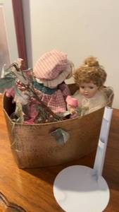 lot 617 image: Pair of Vintage Porcelain Dolls in Decorative Box