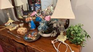 lot 624 image: Vintage Assorted Vanity Set with Figurines and Decor
