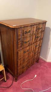 lot 625 image: Vintage Wooden Bedroom Furniture Set with Chest of Drawers and Bed Frame