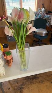 lot 639 image: Artificial Calla Lily Floral Arrangement in Glass Vase