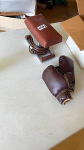 lot 654 image: Vintage Huch 530 Boxing Glove Set with Speed Bag Platform