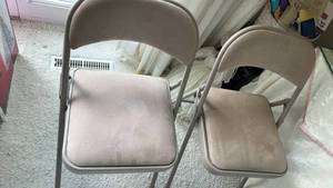 lot 672 image: Set of 2 Beige Padded Folding Chairs