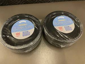 lot 32 image: 200 Disposable Plastic Plates - 6 Inches, Black