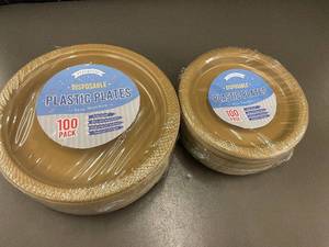 lot 41 image: Set of 200 Disposable Plastic Plates - 9 inch and 7 inch