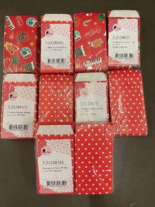 lot 43 image: 800 Christmas Flat Paper Gift Bags in Various Designs