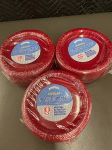 lot 44 image: Set of 300 Disposable Plastic Plates 7-Inch