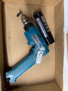 lot 17 image: Makita drill