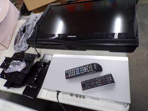 lot 6 image: Samsung 32 TV with Wall Bracket and VHS DVD Player