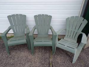lot 13 image: 3 Outdoor Chairs