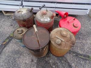 lot 15 image: Vintage Gas and Oil cans some not empty