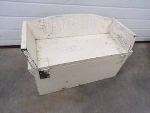 lot 29 image: Unique Kids Bench