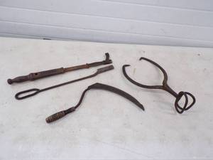 lot 50 image: Vintage Ice Thongs Nail Puller Sye