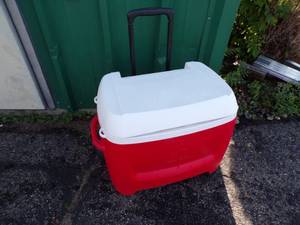 lot 97 image: Large Igloo Cooler with wheels