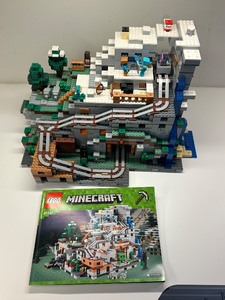 lot 193 image: LEGO Minecraft 21137 The Mountain Cave Building Set