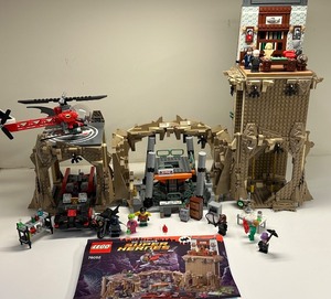 lot 195 image: LEGO DC Comics Super Heroes Batcave 76052 Set with Figures