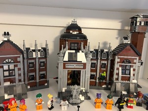 lot 199 image: LEGO Batman Movie Arkham Asylum Set 70912 with Minifigures