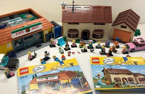 lot 216 image: LEGO Simpsons Building Set House and Kwik-E-Mart with Minifigures