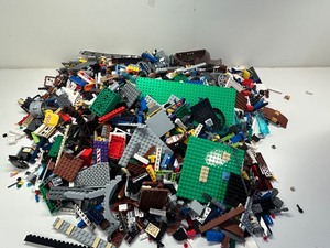 lot 222 image: Bulk Lot of Assorted LEGO Pieces and Baseplates