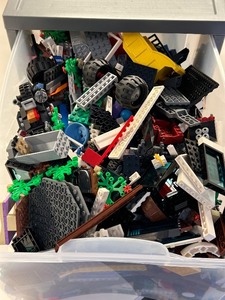 lot 224 image: Mixed Bulk Lot of Assorted LEGO Parts and Pieces