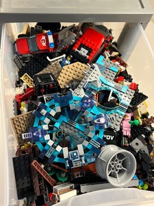 lot 225 image: Assorted LEGO Bricks and Minifigures Collection