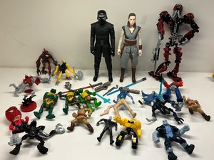 lot 228 image: Lot of 20 Assorted Action Figures Including Star Wars and Lego Bionicle