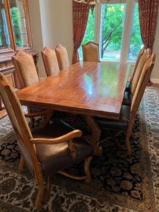 lot 3 image: Henredon Dining Table with 8 Upholstered Chairs Set