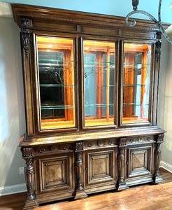 lot 4 image: Henredon Lighted China Cabinet with Intricate Carvings