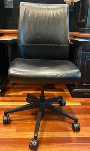 lot 129 image: Steelcase Leather Office Chair with Adjustable Arms